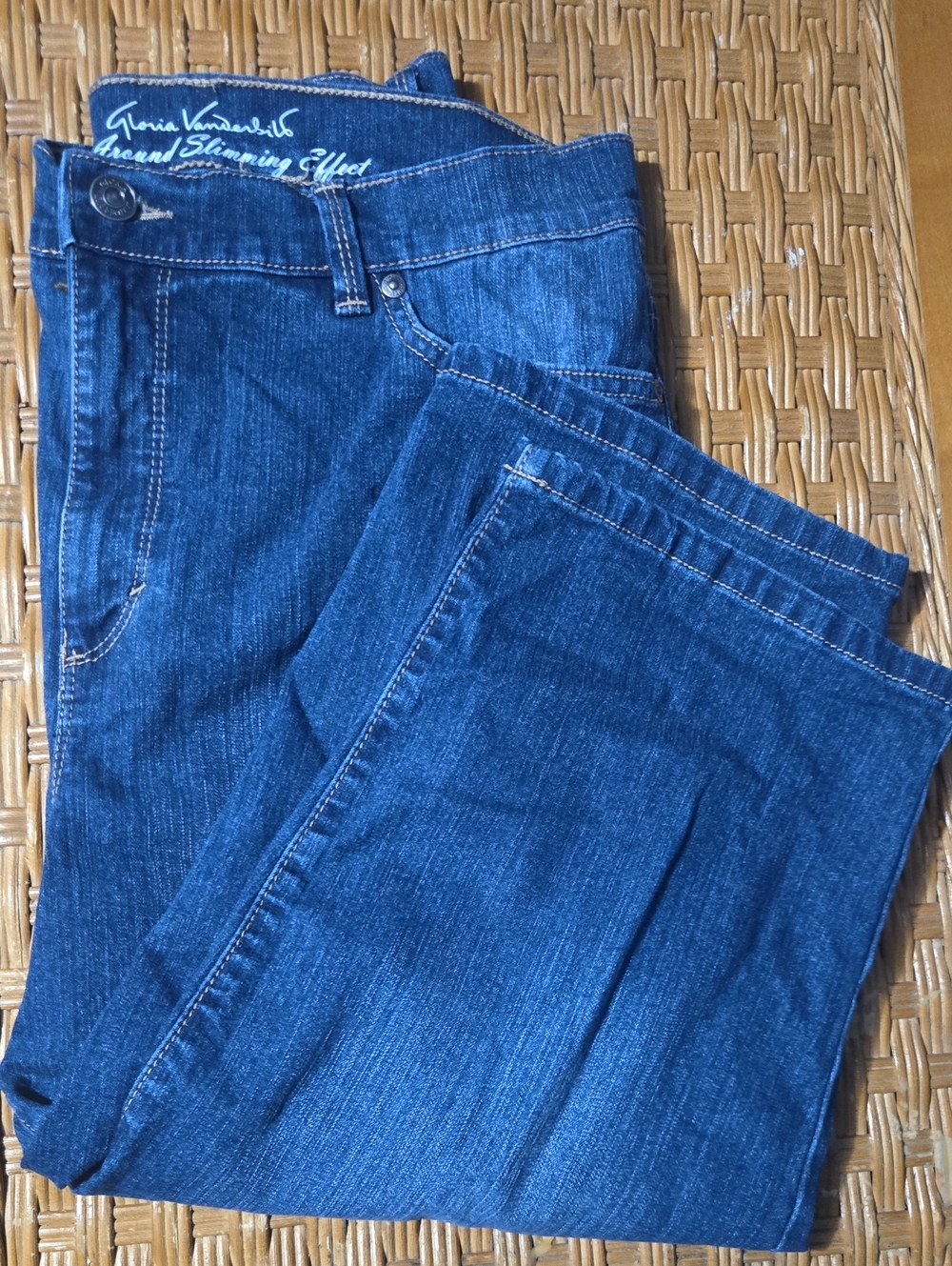 Gloria Vanderbilt Dark Blue Capris